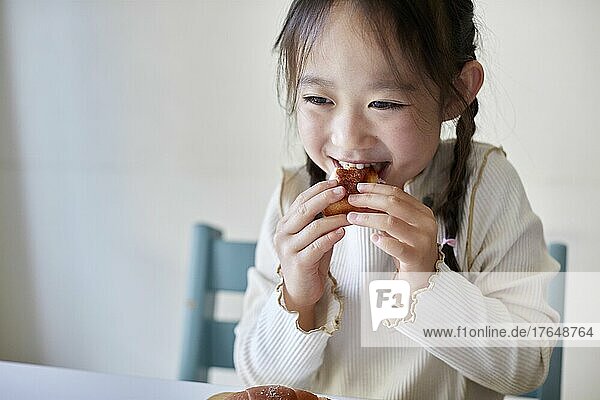 Japanese kid eating