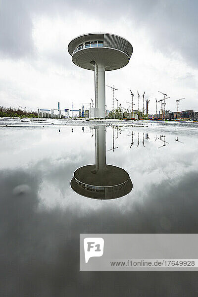 Germany  Hamburg  Lighthouse Zero reflecting in Elbe River