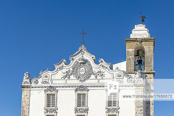 Portugal  Algarve  Olhao  Glockenturm und Dachreliefs der Kirche Igreja de Nossa Senhora do Rosario
