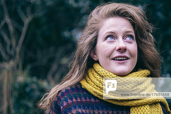 Schöne junge Frau mit gelbem Schal im Wald