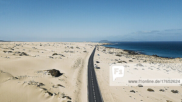 Spanien  Fuerteventura  Luftaufnahme einer Autobahn  die sich durch die sandige Landschaft des Naturparks Corralejo erstreckt