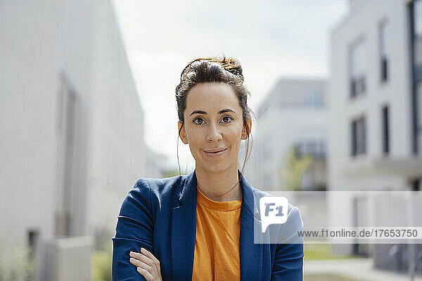 Smiling businesswoman with brown hair on sunny day