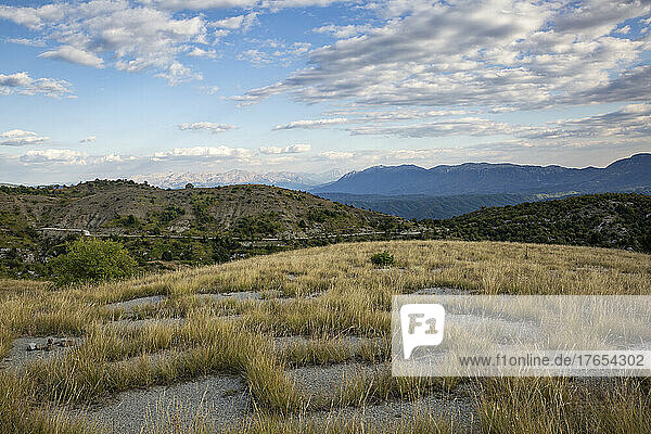 Griechenland  Epirus  Grashügel im Vikos-Aoos-Nationalpark in der Sommerdämmerung