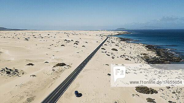 Spanien  Fuerteventura  Luftaufnahme einer Autobahn  die sich durch die sandige Landschaft des Naturparks Corralejo erstreckt
