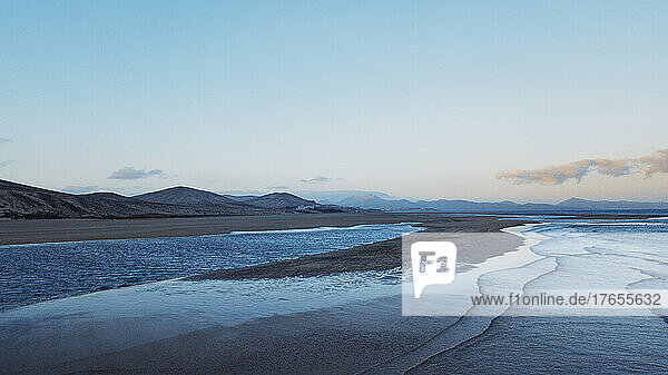 Spanien  Fuerteventura  Luftaufnahme der Küste der Insel Fuerteventura in der Abenddämmerung