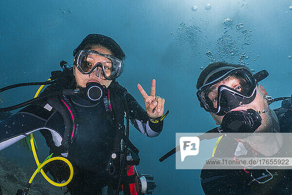 couple performing safety stop while on a dive in the Maldives