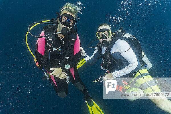 couple performing safety stop while on a dive in the Maldives