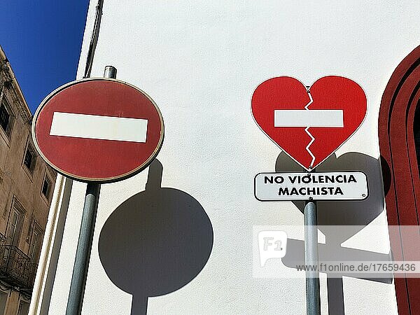 Zwei Verkehrsschilder werfen Schatten  Einfahrt verboten  gebrochenes Herz  Aufschrift No Violencia Machista in einer Kampagne gegen häusliche Gewalt  Gewalt gegen Frauen  Cuevas del Almanzora  Almería  Andalusien  Spanien  Europa