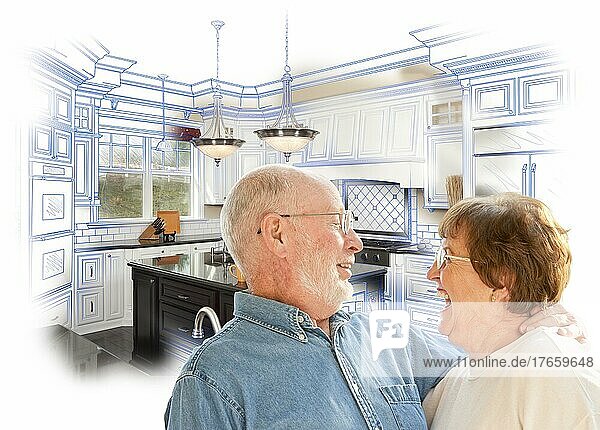 Glücklich lachendes älteres Paar über Küche Design Zeichnung und Foto Kombination auf weiß