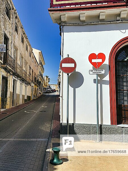 Zwei Verkehrsschilder in der Altstadt  Einfahrt verboten  gebrochenes Herz  Aufschrift No Violencia Machista in einer Kampagne gegen häusliche Gewalt  Gewalt gegen Frauen  Cuevas del Almanzora  Almería  Andalusien  Spanien  Europa
