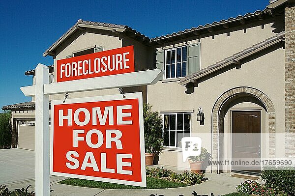 Foreclosure Haus zum Verkauf Zeichen vor dem neuen Haus auf tiefblauen Himmel