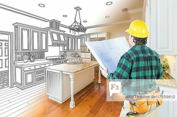 Männlicher Bauunternehmer mit Schutzhelm und Plänen  der sich eine individuelle Küchenzeichnung ansieht  Fotokombination auf Weiß