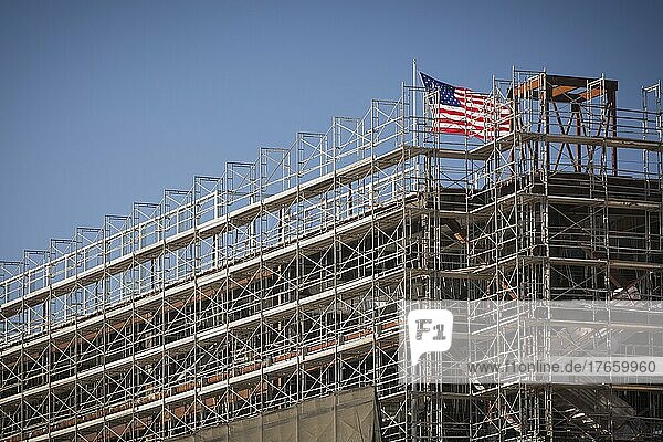 Majestätische amerikanische Flagge auf dem Dach eines neuen Gebäudes