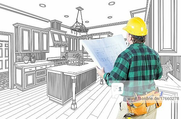 Männlicher Bauunternehmer mit Schutzhelm und Plänen  der die Zeichnung einer individuellen Küche auf Weiß betrachtet