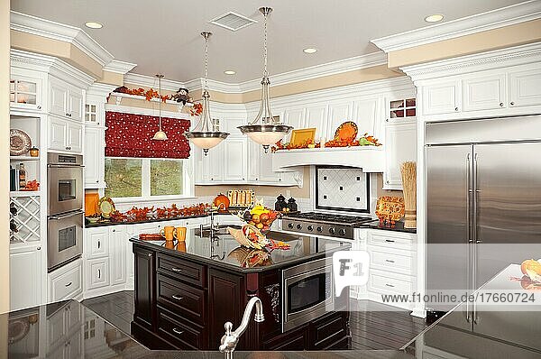 Schöne individuelle Kücheneinrichtung mit Herbstdekoration in einem neuen Haus