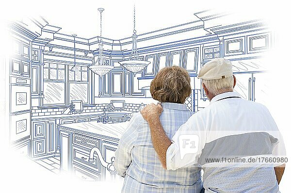 Ein neugieriges älteres Ehepaar betrachtet eine blaue Zeichnung für eine individuelle Küche