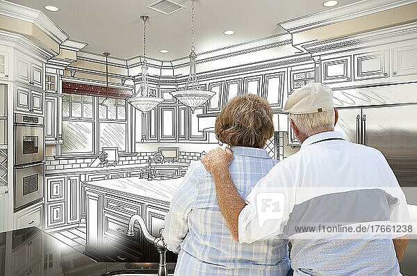 Ein älteres Ehepaar sieht sich eine Zeichnung und eine Fotokombination für eine individuelle Küche an