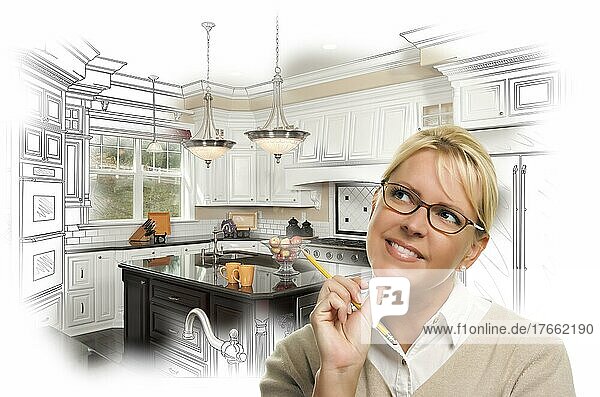 Kreative Frau mit Bleistift über benutzerdefinierte Küche Design Zeichnung und Foto Kombination auf weiß