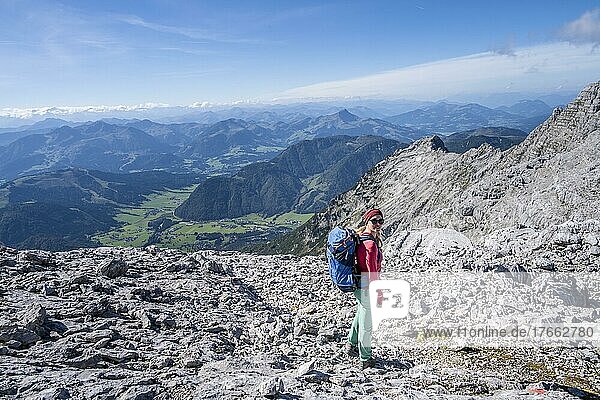 Wanderin auf einem Wanderweg  Blick über Berglandschaft  Nuaracher Höhenweg  Loferer Steinberge  Tirol  Österreich