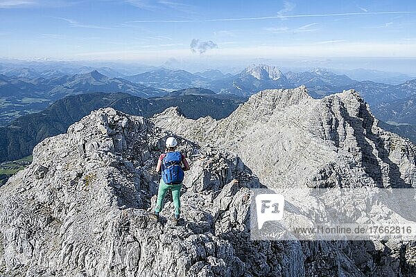 Wanderin auf einem Wanderweg  Blick über Berglandschaft am Gipfel des Mitterhorn  Nuaracher Höhenweg  Loferer Steinberge  Tirol  Österreich  Europa