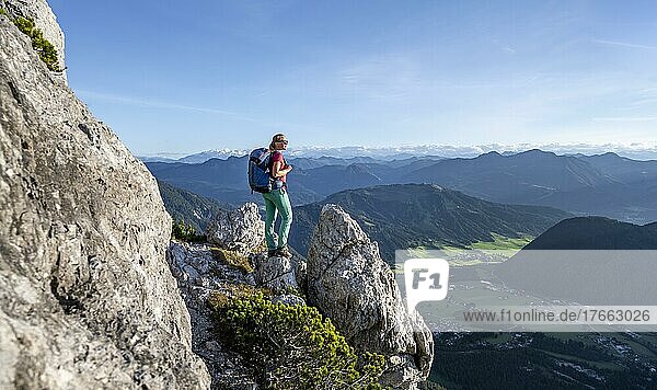Wanderin blickt über Grüne Berglandschaft  hinten Großvenediger  Nuaracher Höhenweg  Loferer Steinberge  Tirol  Österreich  Europa