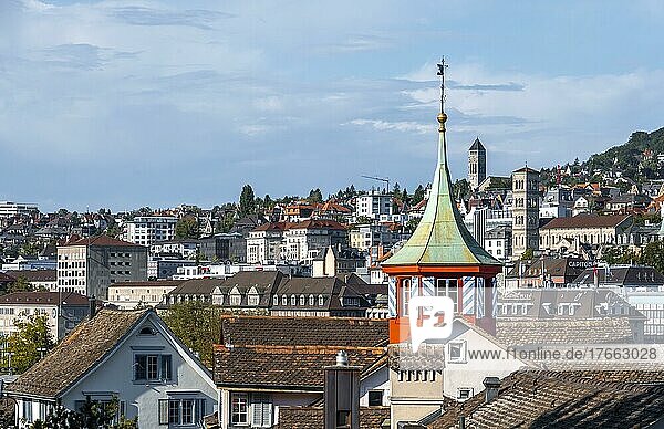 Historische Häuser  Turn  Kirchenturm  Altstadt von Zürich  Zürich  Schweiz  Europa