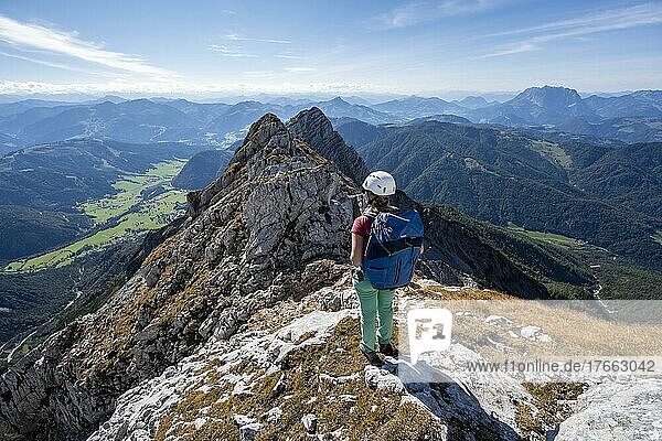 Wanderin mit Kletterhelm auf einem Wanderweg  Berglandschaft  Nuaracher Höhenweg  Loferer Steinberge  Tirol  Österreich  Europa