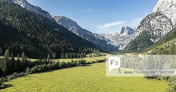 Idyllische Berglandschaft  Gramaital  Blick in ein Bergtal bei Pertisau  Tirol  Österreich  Europa