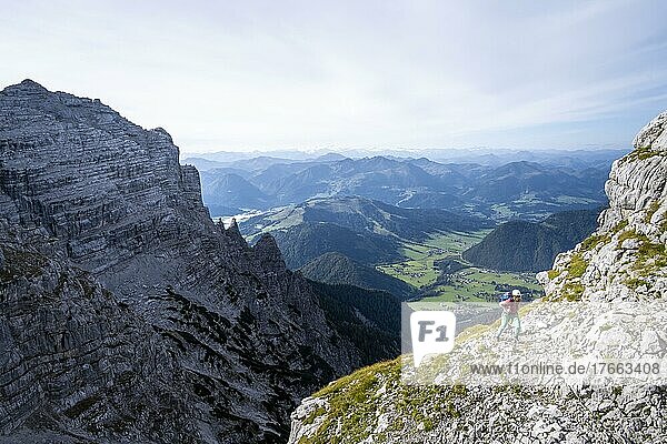 Wanderin auf einem Wanderweg  Blick über Berglandschaft  Nuaracher Höhenweg  Loferer Steinberge  Tirol  Österreich  Europa