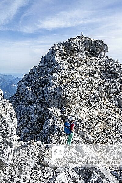 Wanderin auf einem Wanderweg  Blick über Berglandschaft am Gipfel des Mitterhorn  Nuaracher Höhenweg  Loferer Steinberge  Tirol  Österreich  Europa