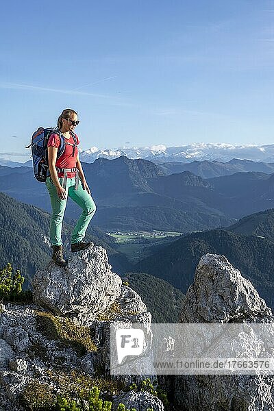 Wanderin blickt über Grüne Berglandschaft  hinten Großvenediger  Nuaracher Höhenweg  Loferer Steinberge  Tirol  Österreich