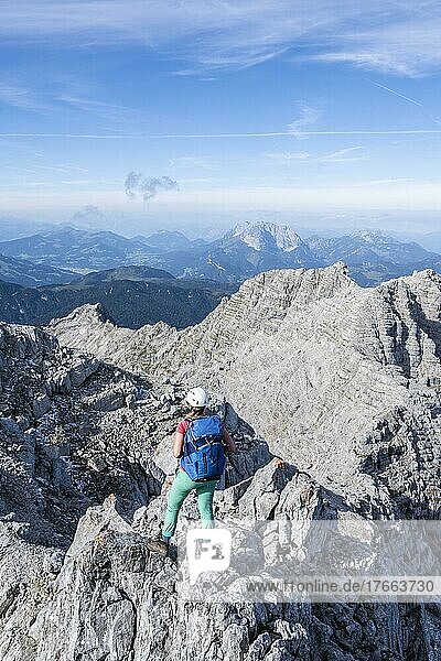 Wanderin auf einem Wanderweg  Blick über Berglandschaft am Gipfel des Mitterhorn  Nuaracher Höhenweg  Loferer Steinberge  Tirol  Österreich