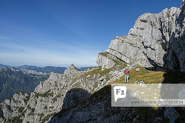 Wanderin mit Kletterhelm auf einem Wanderweg  Berglandschaft  Nuaracher Höhenweg  Loferer Steinberge  Tirol  Österreich