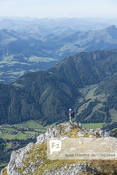Wanderin blickt über Landschaft  Grüne Berglandschaft  Nuaracher Höhenweg  Loferer Steinberge  Tirol  Österreich  Europa