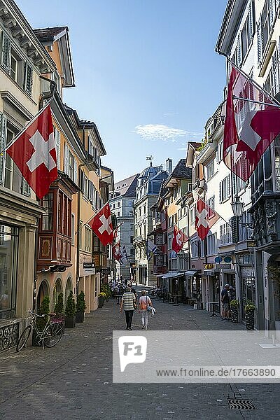 Altstadt von Zürich  mit Schweizer Flaggen  Zürich  Schweiz  Europa