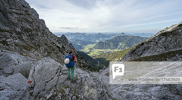 Wanderin auf einem Wanderweg  Blick über Berglandschaft  Nuaracher Höhenweg  Loferer Steinberge  Tirol  Österreich  Europa