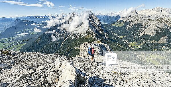 Wanderin mit Kletterhelm auf einem steilen Wanderweg  Gratwanderung  Hohe Munde  Mieminger Gebirge  Tirol  Österreich  Europa
