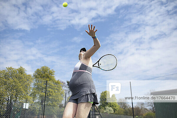 Schwangere Frau spielt Tennis