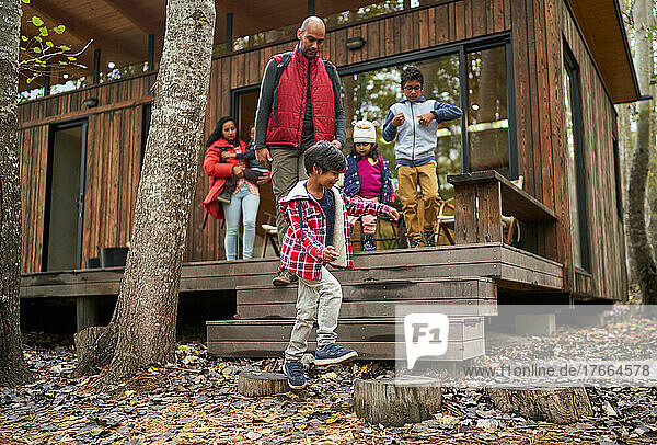 Familie auf der Veranda vor der Hütte