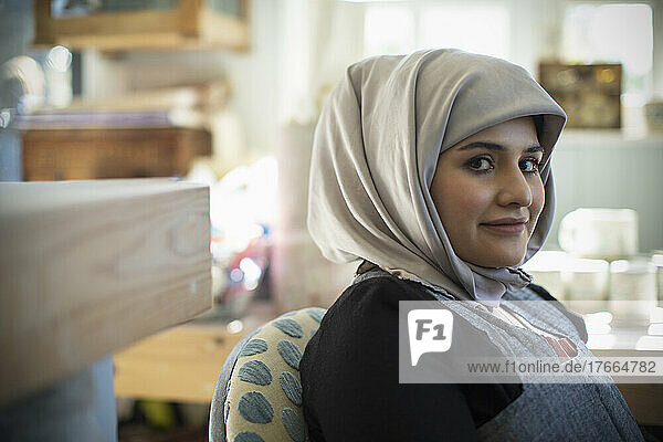 Porträt selbstbewusste junge Muslimin im Hidschab