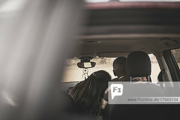 Zärtliches Paar im Auto
