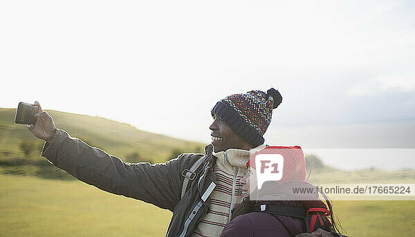 Wandererpaar macht Selfie mit Fotohandy