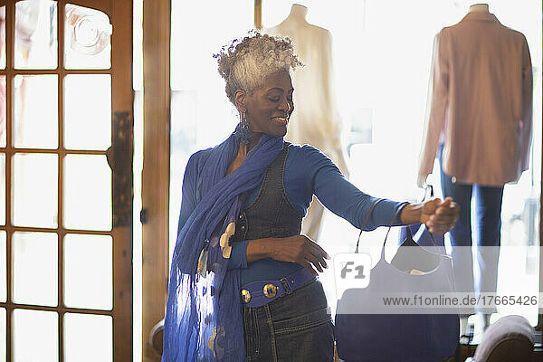 Frau in Blau beim Einkaufen in einer Kleiderboutique