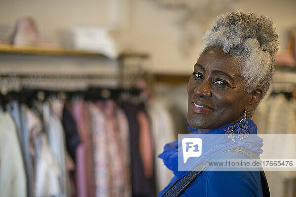 Porträt selbstbewusste ältere Frau in Bekleidungsboutique
