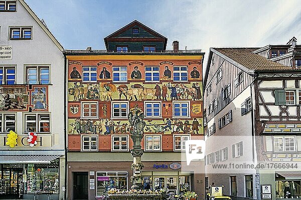 Mit ländlichen Motiven bemalte Fassade in der Herrenstraße  Wangen im Allgäu  Baden-Württemberg  Deutschland  Europa