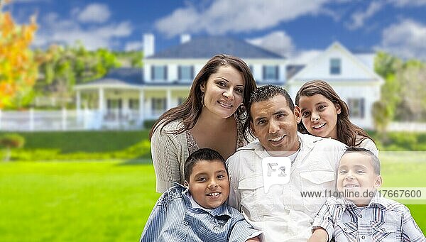 Glückliche junge hispanische Familie vor ihrem neuen Haus