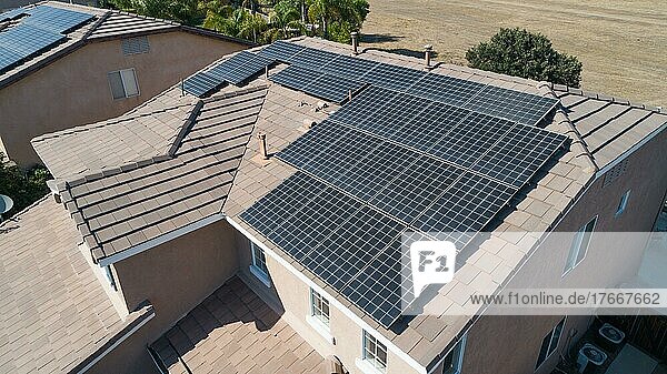 Sonnenkollektoren auf dem Dach eines großen Hauses