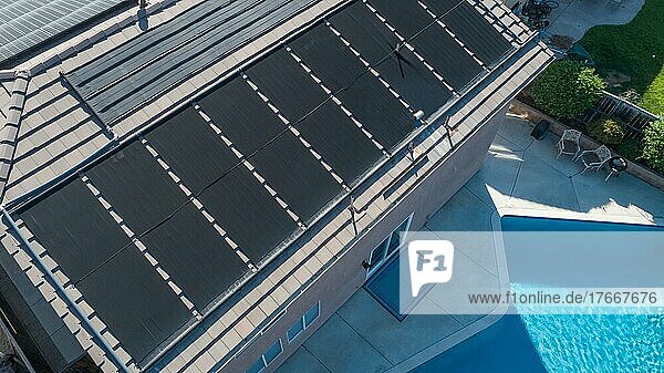 Thermische Sonnenkollektoren auf dem Dach eines großen Hauses