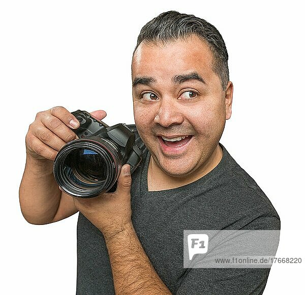 Goofy hispanischen jungen Männchen mit DSLR-Kamera vor einem weißen Hintergrund