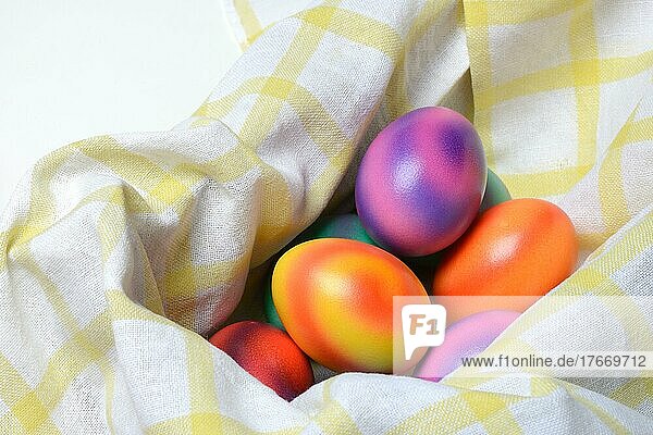 Gefärbte Eier in Tuch  bunte Ostereier  Ostern